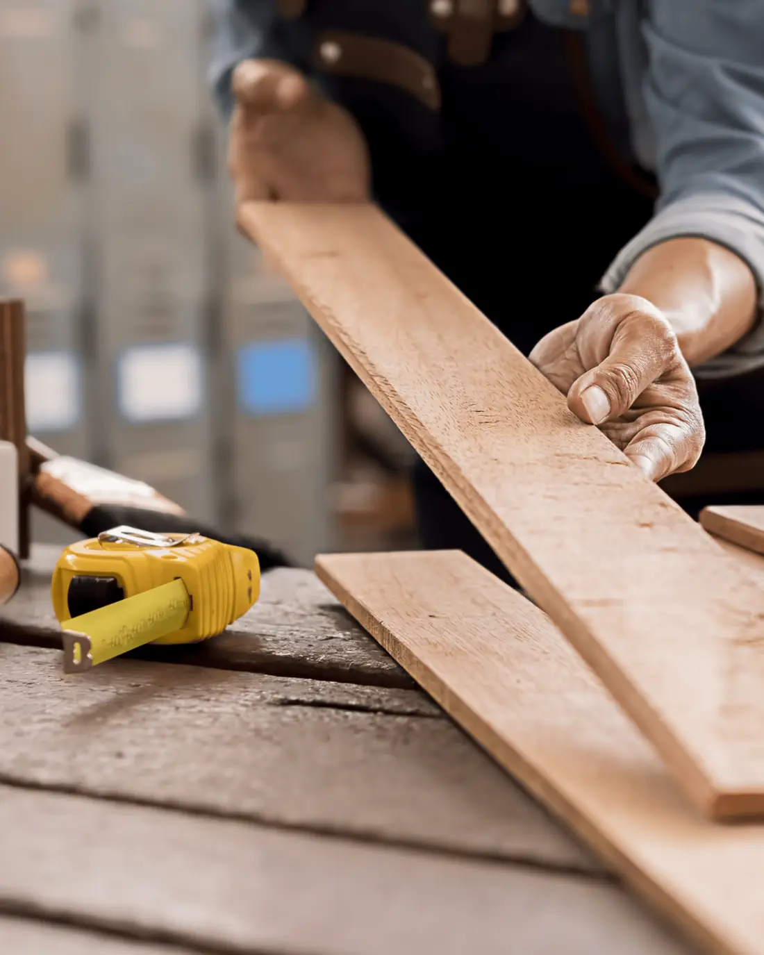 Handwerker bearbeitet eine Holzbohle